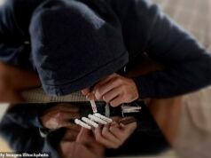 I segnali nascosti che indicano che gli amici dei tuoi figli E i loro genitori usano cocaina – e come dovresti reagire se lo fanno: CARA CAROLINE