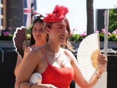 Mantieni la calma e vai avanti! I festaioli del Royal Ascot scambiano lo champagne con l’acqua e indossano abiti vivaci con ventagli abbinati per cercare di sconfiggere il caldo mentre il Regno Unito affronta la “giornata di giugno più calda di sempre”