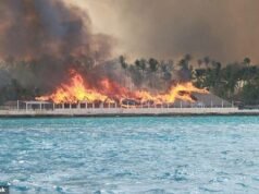 Un enorme incendio scoppia in un lussuoso resort sulla spiaggia popolare tra i turisti americani, costringendo gli ospiti a fuggire per salvarsi la vita
