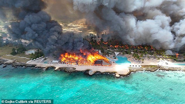 109482233-15918411-A_drone_view_shows_a_huge_fire_breaking_out_at_the_Viva_Dominicu-a-1_1782087019618.jpg