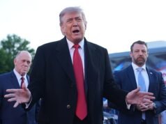 Trump suscita confusione dopo aver condiviso la foto della festa del papà di una donna “misteriosa” mentre sembra chiamarla una “grande figlia”