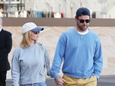 Sydney Sweeney salta tra le braccia di Scooter Braun mentre la coppia fa le valigie sul PDA Down Under