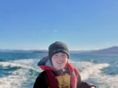 Il ragazzo, 15 anni, è acclamato come un eroe per aver salvato due uomini finiti nei guai in mare dopo essere caduti da un gommone
