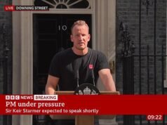 Il bel podio è tornato! Gli utenti dei social media svengono davanti al bel tecnico del suono prima del discorso di Keir Starmer