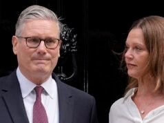 Discorso di dimissioni di Keir Starmer dal vivo: il primo ministro è sostenuto dalla sua “rock” Victoria dopo essersi dimesso dal numero 10