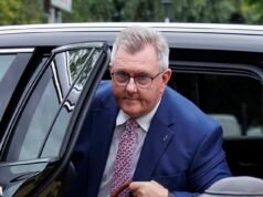 L’ex leader del DUP Sir Jeffrey Donaldson è ritenuto colpevole di 18 reati sessuali storici contro due donne quando erano bambine, incluso uno stupro
