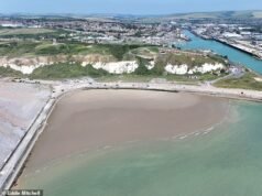 La gente del posto infuriata prende d’assalto una spiaggia del Regno Unito chiusa dai proprietari francesi mentre la Gran Bretagna soffoca nell’ondata di caldo