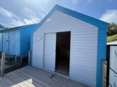 Una capanna sulla spiaggia senza elettricità né acqua corrente è in vendita per £ 200.000 nella ricca località turistica di “Cheshire-on-Sea”