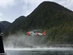 I membri della Guardia Costiera degli Stati Uniti trovati con l’elicottero precipitato fuori dalla remota città dell’Alaska si sono precipitati in ospedale