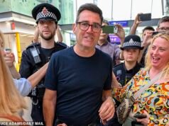 “Messia” senza mandato: mentre Starmer in lacrime se ne va, il suo assassino Andy Burnham arriva a Westminster in scene quasi isteriche. Ma nel sondaggio tra i lettori del Mail, l’89% dice che dovrebbe indire le elezioni