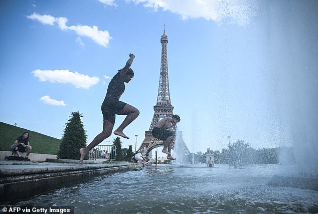 109533567-15922847-The_French_government_s_emergency_response_cell_warned_people_no-a-19_1782224000172.jpg
