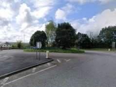 Dichiarato “grave incidente” dopo l’incidente di un autobus in una trafficata rotatoria in Galles: ambulanze aeree sul posto mentre il pubblico esorta a stare lontano