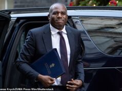 Lammy sta affrontando il licenziamento mentre Burnham premia Lucy Powell e cerca di aumentare il numero di donne ai vertici della sua squadra