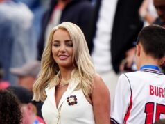 Megan Pickford riesce finalmente a svelare il suo guardaroba WAG World Cup sfoggiando un miniabito bianco, una borsa Chanel da £ 6.000 e una spilla Chanel vintage dopo aver perso il dramma della valigia