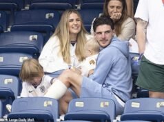 “Non hai idea del coraggio che le è servito per venire”: mentre la fidanzata di Declan Rice porta il neonato a guardare la partita dell’Inghilterra, come Lauren Fryer ha lottato per superare i troll che praticavano il body shaming – e perché la coppia era determinata a mantenere segreta la gravidanza