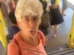 Momento scioccante: un uomo BLOCCA una donna di 80 anni che cerca di salire le scale dalla banchina della metropolitana e si rifiuta di muoversi mentre lui le dice: “Hai le gambe”