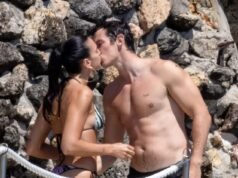 Dua Lipa in bikini e Callum Turner a torso nudo fanno salire la temperatura mentre condividono un bacio appassionato sotto una doccia all’aperto durante l’infinita luna di miele italiana