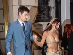 Millie Bobby Brown scambia il suo abito con un sexy coordinato in pizzo all’after party di Enola Holmes 3 con il marito Jake Bongiovi mentre condivide rari commenti sulla sua figlia adottiva