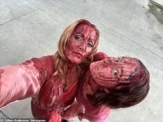 Gillian Anderson condivide foto dietro le quinte intrise di sangue del suo ruolo “grottesco” nello stravagante film slasher Teenage Sex and Death at Camp Miasma