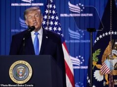 Donald Trump si vanta di essere il “più grande comunista della storia” davanti alla folla evangelica sbalordita