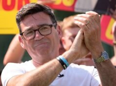 La grande repressione sull’immigrazione si attenua per Andy Burnham mentre i ministri si affrettano a impressionare il futuro Primo Ministro