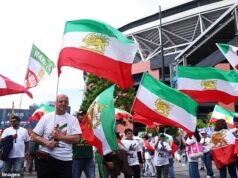 Le proteste anti-iraniane scoppiano prima della partita tra Egitto e Iran… mentre i tifosi ribelli sventolano con orgoglio le bandiere arcobaleno nonostante l’indignazione della squadra per la partita del Pride della Coppa del Mondo