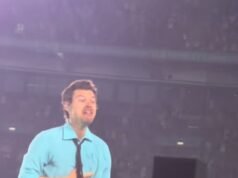 Harry Styles suscita preoccupazione al suo concerto a Wembley mentre soffoca con l’acqua prima di crollare a terra mentre si esibisce durante un’ondata di caldo torrido di 37°C