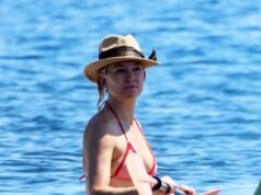 Kate Hudson, 47 anni, sfrigola in un bikini succinto mentre mostra il fondoschiena impertinente durante la fuga in Grecia con il fidanzato Danny Fujikawa