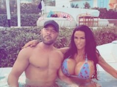 Katie Price in bikini si copre con Lee Andrews e li definisce “le persone più odiate” della Gran Bretagna – dopo che il marito è stato accusato di aver truffato una “donna vulnerabile” per 5.000 sterline