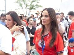 Ellie Watkins e Lauren Fryer sfoggiano con orgoglio le loro magliette rosse da calcio mentre i WAG si preparano a tifare per l’Inghilterra nello scontro di Coppa del Mondo contro Panama