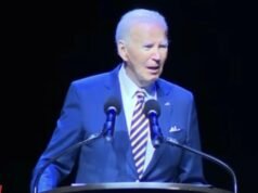Il momento imbarazzante in cui Joe Biden borbotta viene interrotto da disturbatori… mentre critica Trump per “progetti di vanità” e definisce il presidente un “perdente” prima di lottare per scendere dal palco