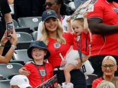 “Torna con il suo eroe”: i WAG e i bambini inglesi tifano per la vittoria dei Tre Leoni nella piovosa New York con dolci gesti mentre i giocatori si uniscono alle famiglie sugli spalti dopo la partita