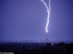 Un fulmine colpisce la Torre Eiffel mentre i temporali colpiscono la Francia a seguito dell’ondata di caldo