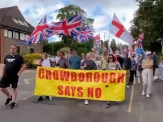 I manifestanti marciano a Crowborough per opporsi alla decisione di utilizzare un ex sito militare per ospitare i migranti fino al 2030