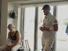 Il capitano dell’Inghilterra Ben Stokes prende il wicket contro la Nuova Zelanda pochi istanti dopo aver fatto l’emozionante annuncio del ritiro, poche settimane dopo l’incidente del nightclub del Chelsea