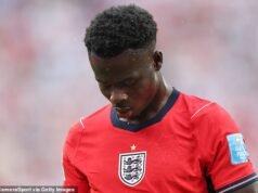 “Non sembra affatto a posto”: Gary Neville e Roy Keane guidano i critici nell’individuare Bukayo Saka e altre ali come il problema dell’Inghilterra alla Coppa del Mondo – e prevedere quando verranno eliminati