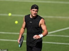 Il tennis britannico vive il suo giorno più buio a Wimbledon dopo che 10 squadre di casa sono state eliminate al primo turno il Blue Monday… e la situazione potrebbe peggiorare martedì dopo che Jack Draper è stato costretto a ritirarsi per un infortunio al braccio