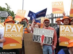 I giovani medici potrebbero guadagnare più di 100.000 sterline in un accordo per porre fine agli scioperi