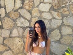 Michelle Keegan mostra la sua incredibile figura in bikini a righe mentre guadagna oltre 5 milioni di sterline in un anno dopo il successo di Netflix