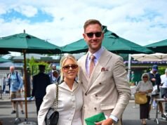Mollie King e Stuart Broad formano la perfetta coppia di doppio nei loro abiti color crema mentre guidano le coppie di celebrità al secondo giorno di Wimbledon