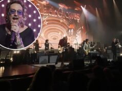 Il cantante dei Black Crowes Chris Robinson ha fischiato dopo aver deriso il canto “USA” dei fan della Florida