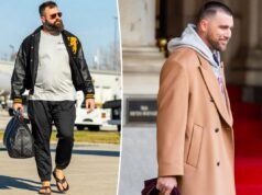 Il podcast “New Heights” di Jason e Travis Kelce ha appena lanciato una collaborazione di sandali in edizione limitata