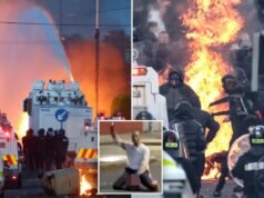 La polizia fa esplodere idranti contro i manifestanti di Belfast mentre divampano di nuovo i disordini dopo gli accoltellamenti