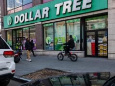 Il manager di Creepy Dollar Tree avrebbe aggredito il cassiere alla cassa: causa