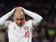 Christian Eriksen, danese, crolla sul campo di calcio durante un’amichevole
