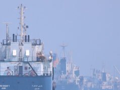Le navi iniziano a muoversi attraverso lo stretto di Hormuz