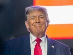 Trump svela i “passaporti patriottici” con una nuova immagine di se stesso