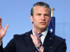 Il capo del Pentagono si scaglia contro gli alleati della NATO e annuncia la revisione delle forze americane in Europa