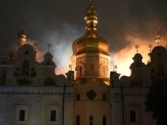 Storico monastero in fiamme mentre l’Ucraina affronta gravi attacchi russi