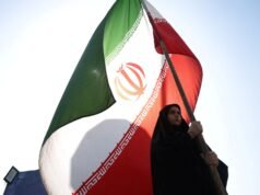 L’Iran attacca il Bahrein, il Kuwait e chiude lo stretto di Hormuz dopo nuovi attacchi statunitensi